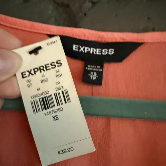Express V-Neck Gramercy Tee in Coral NWT - Picture 4 of 6